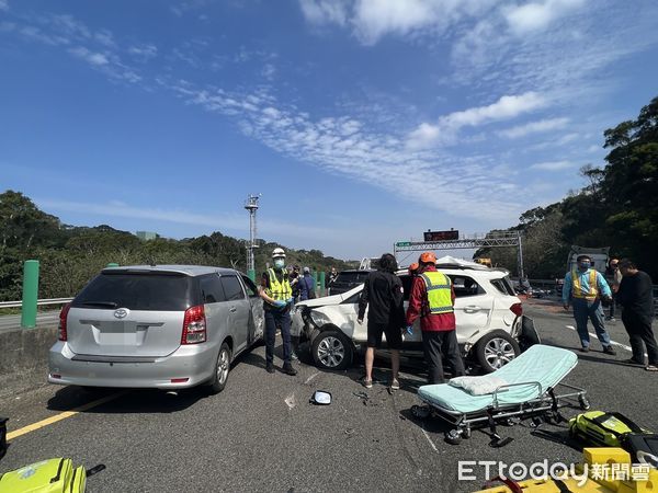 ▲▼       國三7車連環撞      。（圖／記者蔡文淵翻攝）