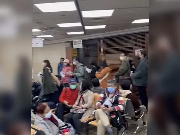 ▲▼王鴻薇貼出外交部大排長龍的影片。（圖／翻攝自王鴻薇臉書）