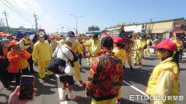 ▲▼媽祖婆特地停下為阿伯祈福。（圖／網友Yen Feng Li提供）