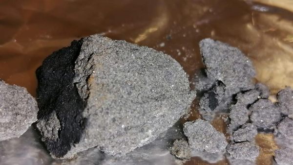 ▲▼一顆隕石擊落在義大利古城馬泰拉郊區某戶民宅的陽台，隕石組成結構乾淨。（圖／翻攝自polishnews）