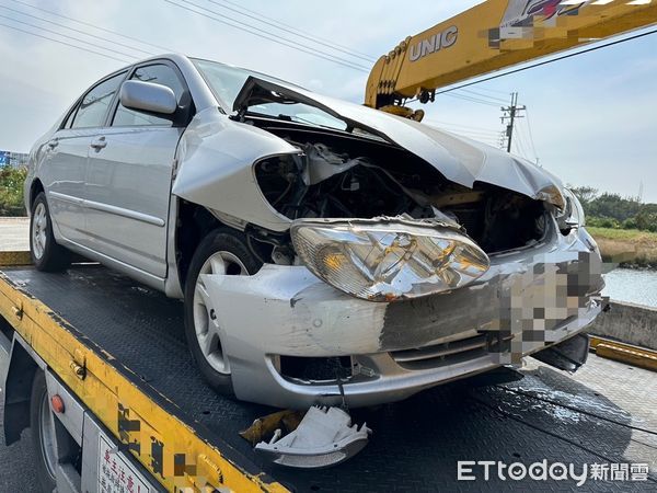 ▲國道8號東向8.5公里處，19日中午發生1起自小客車自撞護欄車禍，71歲尹姓駕駛疑操作不當，致自撞外側護欄而肇事，幸無人員傷亡。（圖／記者林悅翻攝，下同）