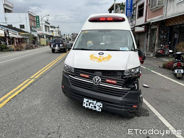 ▲救護車不明原因擦撞路邊車輛。（圖／記者楊漢聲翻攝）