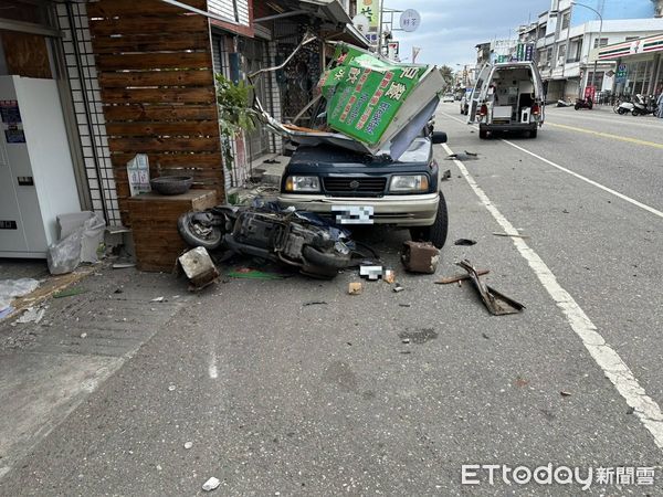 ▲救護車不明原因擦撞路邊車輛。（圖／記者楊漢聲翻攝）