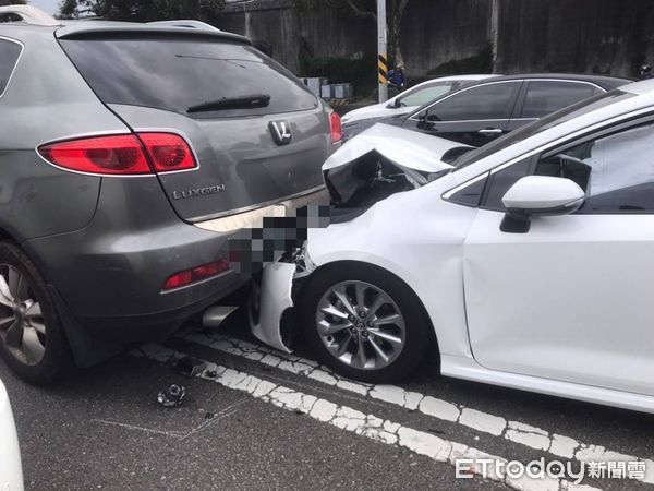 ▲▼             北市中山區堤頂大道今(20)日下午1時許發生車禍。（圖／記者張君豪翻攝）