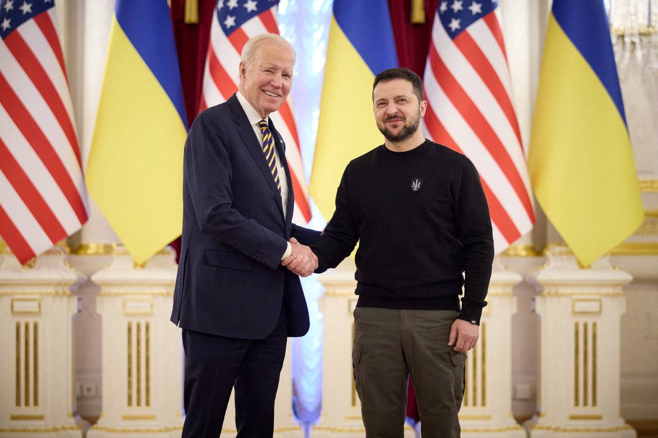 ▲美國總統拜登20日訪問烏克蘭，與總統澤倫斯基見面。（圖／路透）