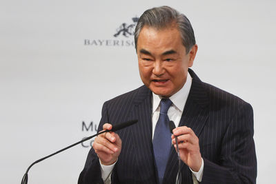 樂見美俄達成談和共識 王毅談烏克蘭危機:任何衝突終點是談判桌