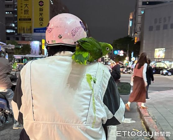 ▲出事了阿伯！騎車驚見「抹茶汁滴到外套」　鳥奴淡定：家常便飯啦。（圖／網友Cindy Liu提供，請勿隨意翻拍，以免侵權。）