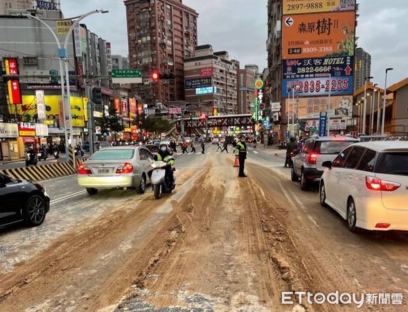 ▲▼  砂石車溢出廢土造成4騎士慘摔           。（圖／記者戴上容翻攝）