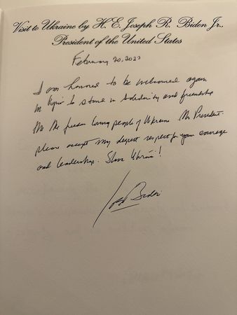 ▲▼拜登在留言簿中留言「榮耀歸於烏克蘭」，向烏克蘭總統澤倫斯基致敬。（圖／取自推特／@OlKubrakov）