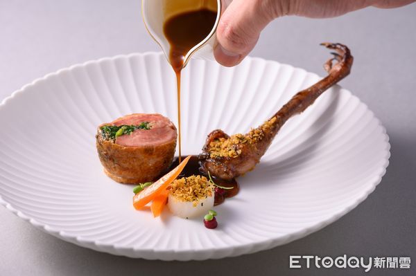 ▲SENS冬季主菜「胭脂乳鴿」，把法式經典兔肉醬的概念重新詮釋。（圖／SENS提供）