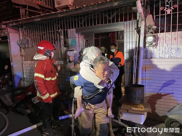 台南民宅「神明廳」凌晨起火　5戶全燒了。（圖／林悅翻攝）