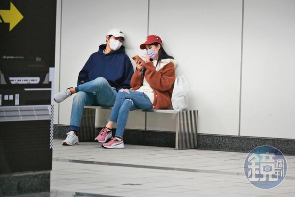 瑤瑤「帶前男友回家過夜」！　分手3個月情侶裝逛街：像家人