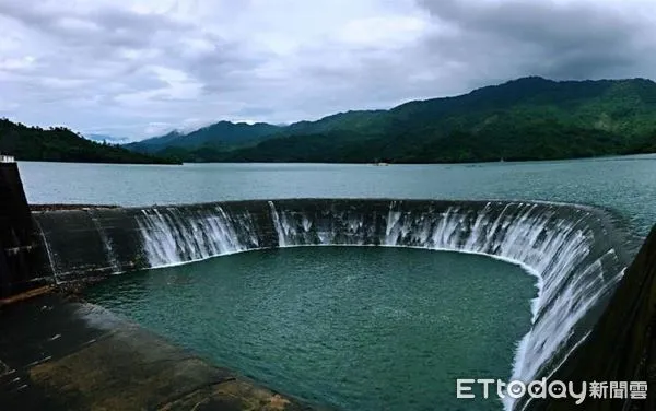 ▲台南曾文、烏山頭水庫及南化水庫蓄水量偏低並持續下降，為延長水庫供水時程，自3月1日起，台南地區由減壓供水黃燈轉為減量供水橙燈，市府召開應變會議減少產業衝擊。（圖／記者林悅翻攝）