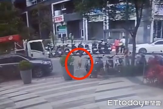 ▲▼小男童衝向馬路要找對接爸媽，男童遭小貨車擦撞倒地，男童父母趕緊將他抱起送醫             。（圖／記者陳以昇翻攝）