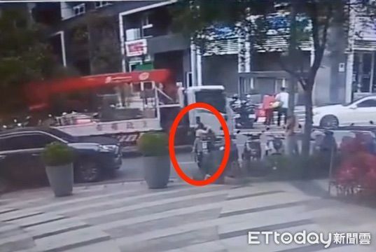 ▲▼小男童衝向馬路要找對接爸媽，男童遭小貨車擦撞倒地，男童父母趕緊將他抱起送醫             。（圖／記者陳以昇翻攝）