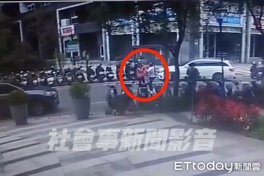 ▲▼小男童衝向馬路要找對接爸媽，男童遭小貨車擦撞倒地，男童父母趕緊將他抱起送醫             。（圖／記者陳以昇翻攝）