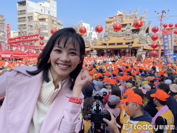 史上首位！日本正妹記者扛「粉紅超跑+8人大轎」　坦言壓力超大