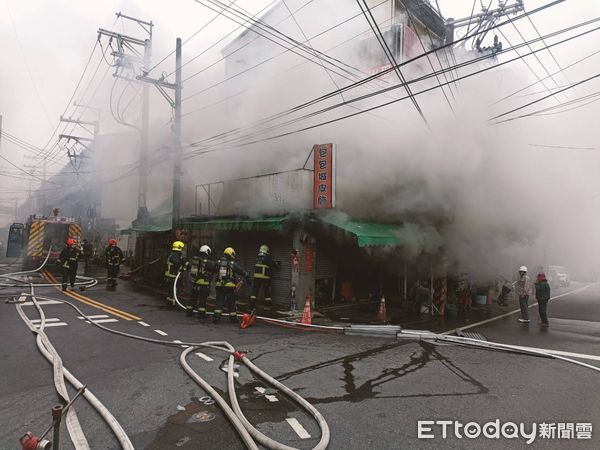 ▲▼太平區公所前的一家素食店，因為更換瓦斯筒不慎起火，烈焰衝天造成1人受傷。（圖／民眾提供，下同）