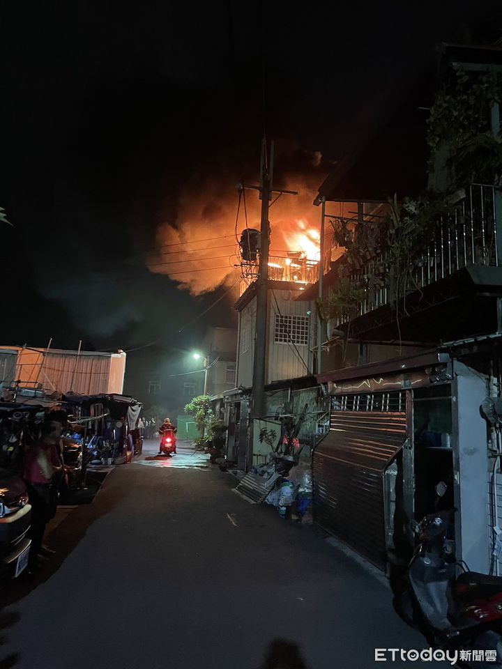 台南民宅「神明廳」凌晨起火　5戶全燒了。（圖／林悅翻攝）