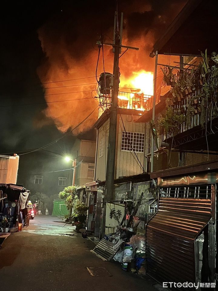 台南民宅「神明廳」凌晨起火　5戶全燒了。（圖／林悅翻攝）