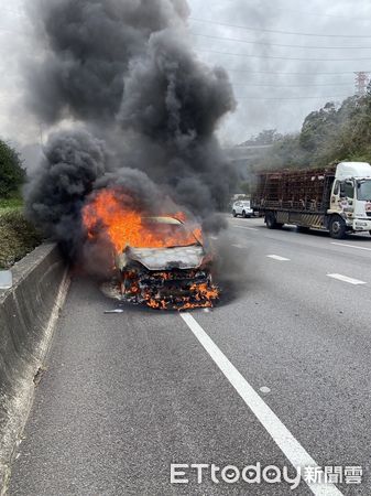 ▲▼新竹國道火燒車。（圖／記者陳凱力翻攝）