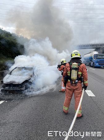 ▲▼新竹國道火燒車。（圖／記者陳凱力翻攝）