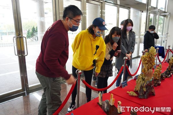 ▲▼「紅富海」第5波拍賣會訂於3月7日登場，85件拍賣品今(21日)在苗栗地檢署舉辦鑑賞會。（圖／記者蔡文淵翻攝）