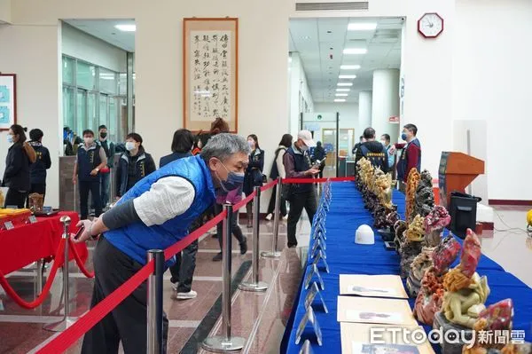 ▲▼「紅富海」第5波拍賣會訂於3月7日登場，85件拍賣品今(21日)在苗栗地檢署舉辦鑑賞會。（圖／記者蔡文淵翻攝）