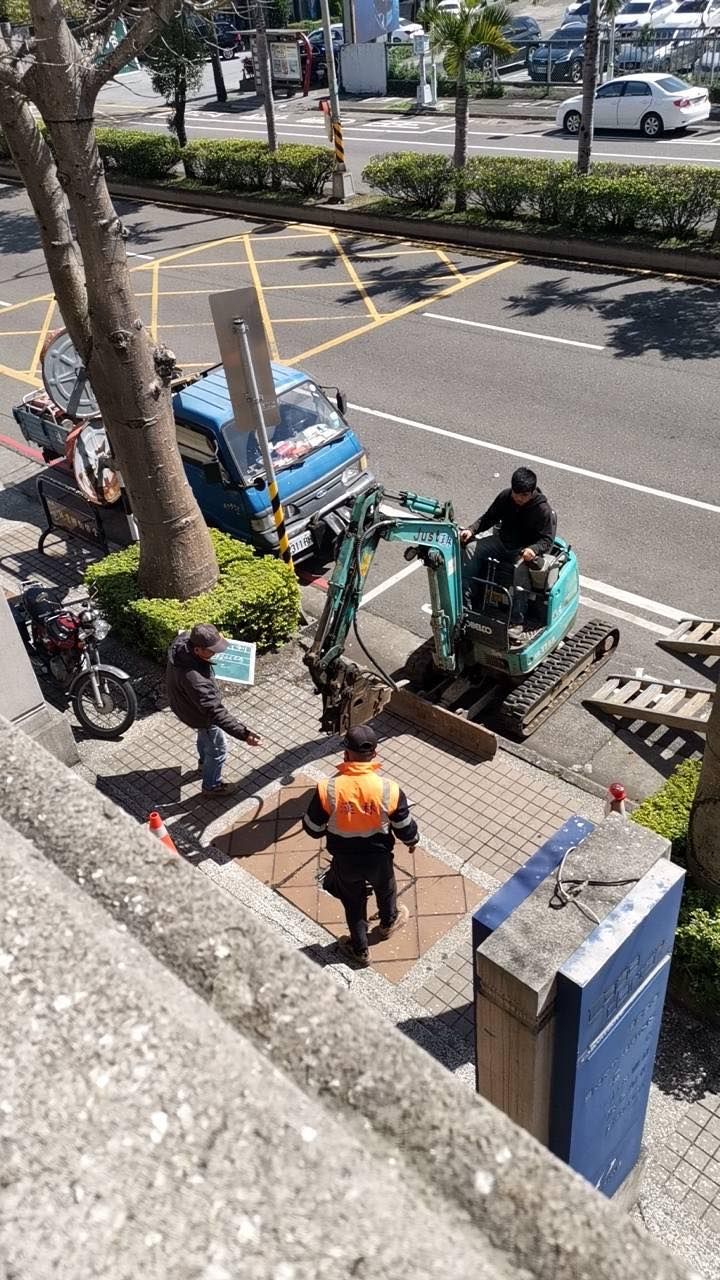 ▲▼             桃園市平鎮區延平路上1名男子將三角錐踢開，結果慘摔。（圖／網友授權提供）