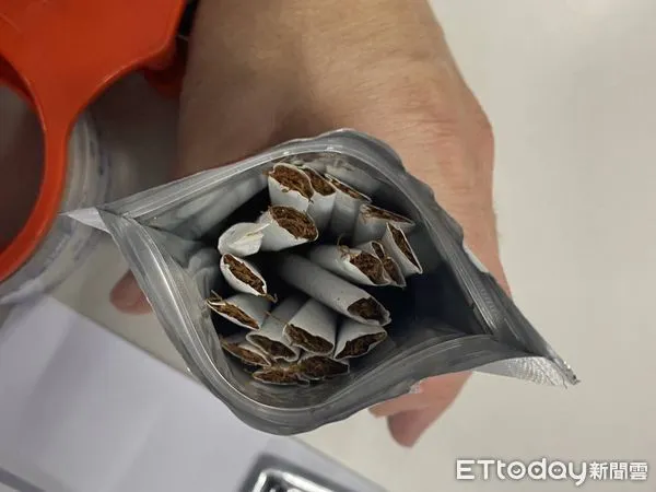 ▲台南市警二分局海安派出所所長陳柏文，20日凌晨1時30分巡經中正路與河中街口發現1輛自小客車違規停車，盤查查獲陳男涉嫌吸毒菸，起獲7包金馬型圖騰之密封包，內藏放有各型毒品彩虹菸一批。（圖／記者林悅翻攝，下同）