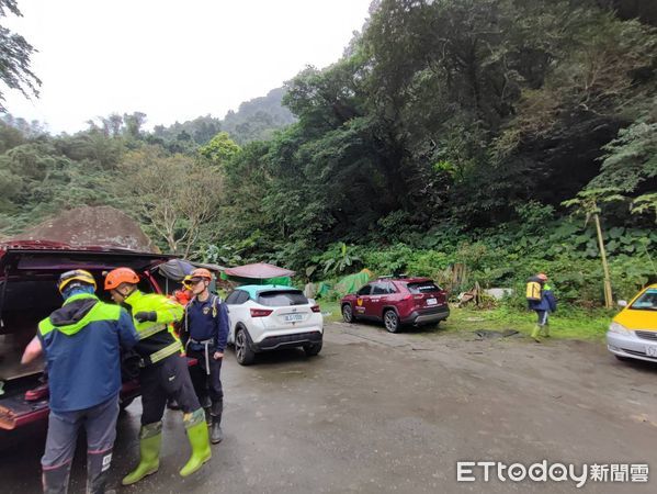 ▲▼男子登山重摔受傷，消防員搜救中。（圖／記者陳雕文翻攝）