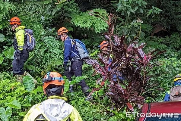 ▲▼男子登山重摔受傷，消防員搜救中。（圖／記者陳雕文翻攝）