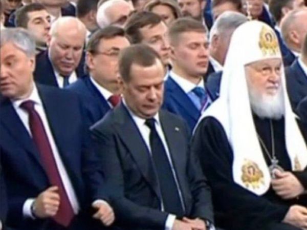 ▲▼普丁的心腹、前總統梅德韋傑夫（Dmitry Medvedev）在普丁國情咨文演說時睡著了。（圖／翻攝自推特／@KeithOlbermann）