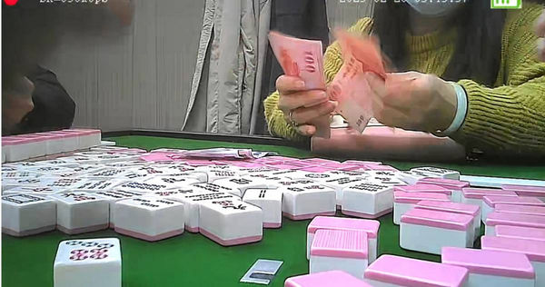 標榜是休閒麻將館，但牌咖們直接在店內桌面用現金支付輸贏費用，跟職業賭場沒兩樣。（圖／投訴人提供）