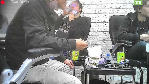 剛結束牌局的客人，等待店家找其他牌咖來組成新局。（圖／投訴人提供）