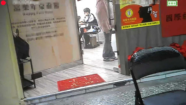 投訴人表示，休閒會館門口騎樓被當作吸菸區，讓過往民眾和住戶都感到不舒服。（圖／投訴人提供）