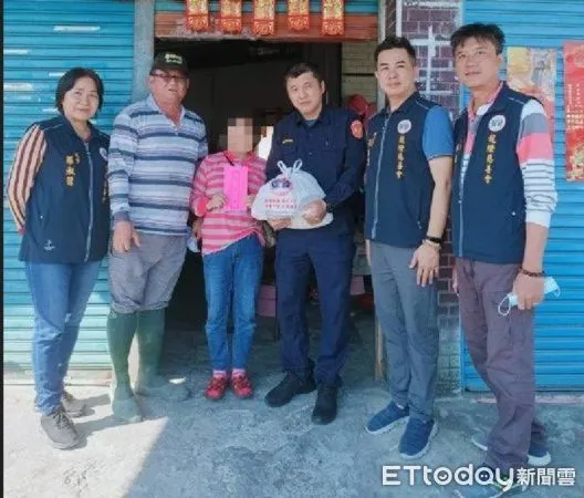 ▲東港警分局南州分駐所副所長張金生媒介慈善團體助弱勢家庭            。（圖／記者陳崑福翻攝，下同）