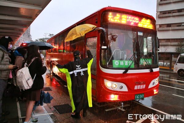 ▲從基隆搭乘9026客運到南港 謝國樑：堅決要求維護通勤族權益。（圖／記者郭世賢翻攝）