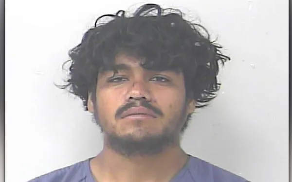 為了食物吵架！22歲男活活打死室友　埋花園中「露出一條人腿」。（圖／取自St. Lucie County Sheriff）