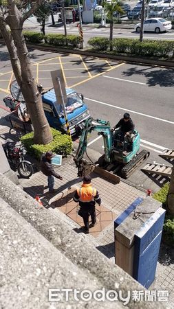 ▲▼             桃園市平鎮區延平路上1名男子將三角錐踢開，結果慘摔。（圖／網友授權提供）