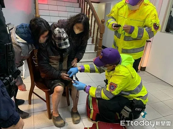 ▲警方用手機定位尋獲迷途老翁予包紮傷口。（圖／大園警分局提供）