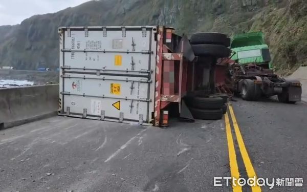 ▲▼營業貨櫃曳引車附掛子車翻覆交通事故。（圖／記者郭世賢翻攝）