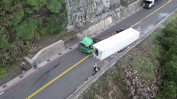 ▲▼             台2線濱海公路北上83公里發生車禍。（圖／翻攝自記者爆料網）