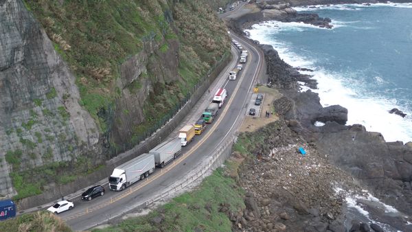 ▲▼             台2線濱海公路北上83公里發生車禍。（圖／翻攝自記者爆料網）