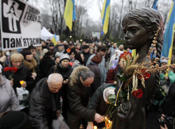 ▲▼2013年11月23日，烏克蘭基輔民眾紀念 1932-1933年大饑荒受害者，當時數百萬人喪生。 （圖／達志影像／美聯社）