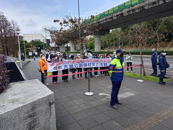 ▲▼監察委員調查大湖公園要不要開放獨木舟活動現場。（圖／翻攝自游淑慧臉書）
