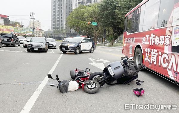 ▲桃園市中壢警分局前天處理中山東路一起機車對撞車禍，員警到場處理時，發現僅有一名車主，現場只有2輛倒臥機車。（圖／記者沈繼昌翻攝）