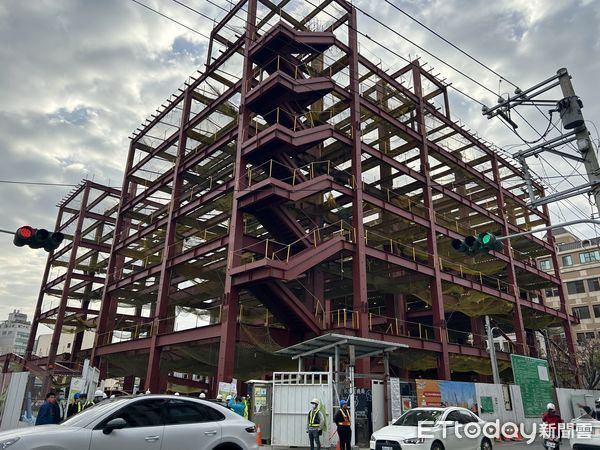 ▲虎尾鎮公安路立體停車場新建工程進度已達40%，將供應296格停車位並接續進行招商等相關作業，預計明年2月正式啟用。（圖／記者蔡佩旻攝）