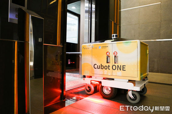 ▲工研院機器人外送員Cubot ONE透過5G連網整合技術，能自主與電梯溝通、進出電梯，完成跨樓層送餐。（圖／業者提供） 