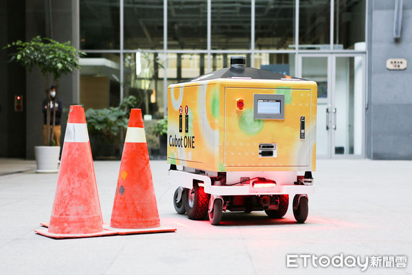 ▲工研院整合3D定位與導航技術、專利車體設計，使機器人外送員Cubot ONE在遇到行人或障礙物，能智慧避開障礙，安全外送。（圖／業者提供） 